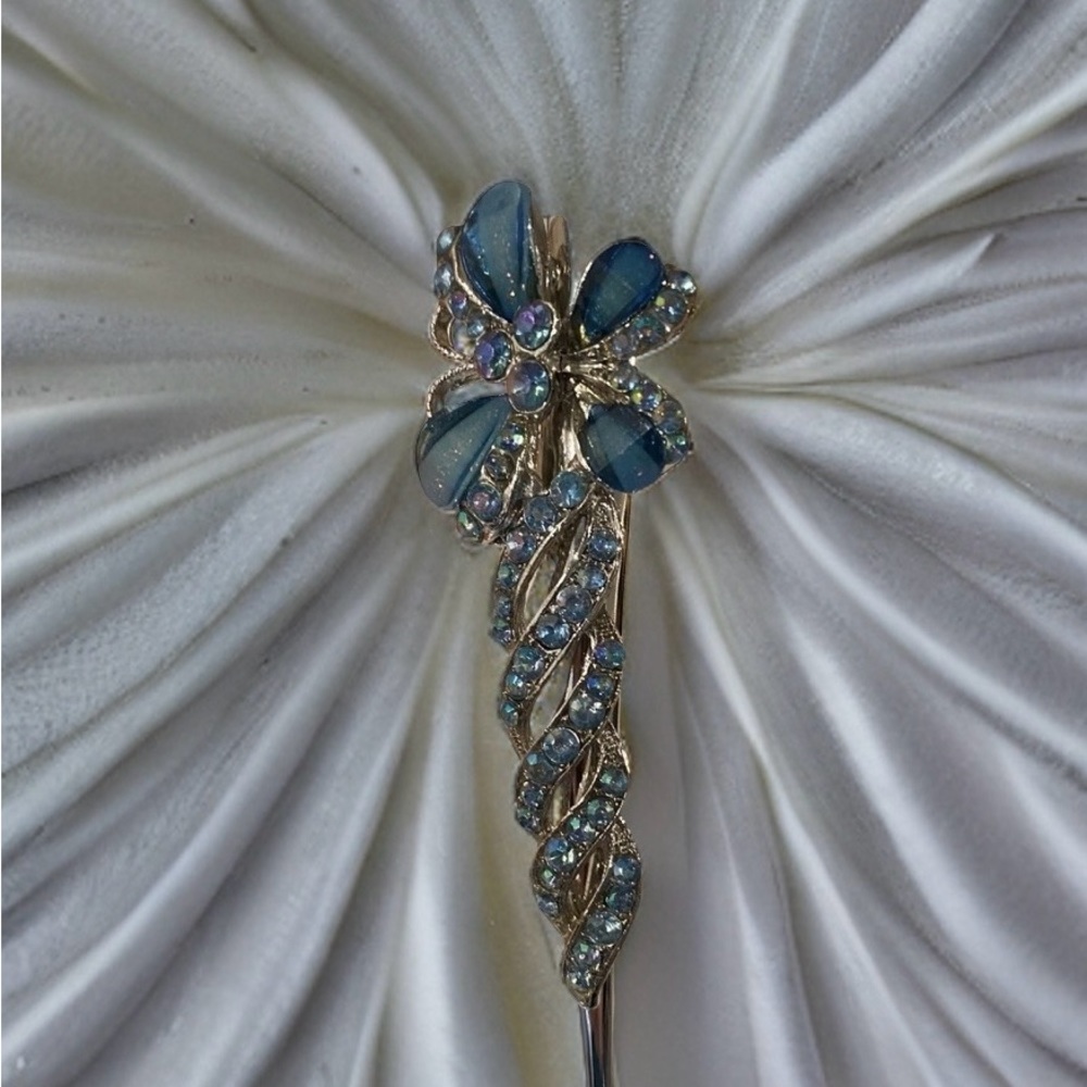 183. Elegant beautiful white and silver hair clip